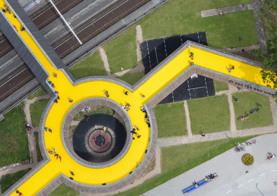 Vista de la rotonda. El Luchtsingel por ZUS. Fotografía por Ossip van Duivenbode. Cortesía de ZUS