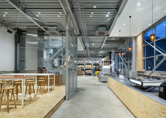 Imagen del espacio de cafetería. Blue Bottle Coffee Kiyosumi-Shirakawa Roastery & Cafe por Jo Nagasaka / Schemata Architects. Fotografía por Takumi Ota