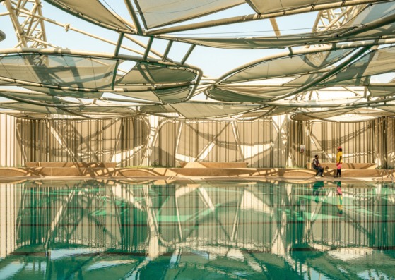 Escuela Dar Al Marefa por RCR Arquitectes. Fotografía por Jesus Granada