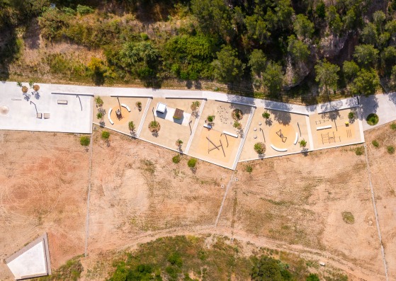 La Roda Metropolitan Park by EMBA. Recovery of the space of an old quarry and new urban park. Photography by Simón García