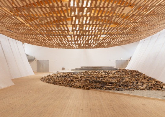 Earth | Tree por Kengo Kuma/KKAA. Vista de la instalación en Copenhagen Contemporary 2026. Fotografía cortesía de Dinesen