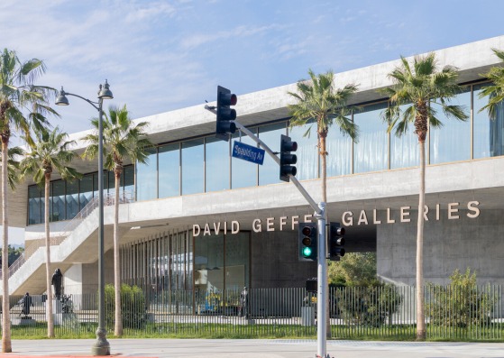 Vista exterior hacia el noroeste desde Wilshire Boulevard, Galerías David Geffen en LACMA. Fotografía por Iwan Baan, cortesía de Museum Associates/LACMA