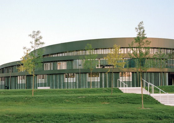 Aquatic Centre in Châteauroux by Mikoü. Photograph by Maxime Delvaux