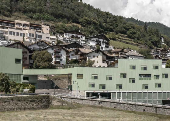Edificio multifuncional en Barbiano, por Roland Baldi Architects. Fotografía por Oskar Da Riz 