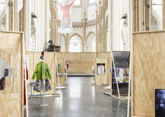 Bienal «State of Fashion: Available to Promise» por OMA. Fotografía por Eva Broekema