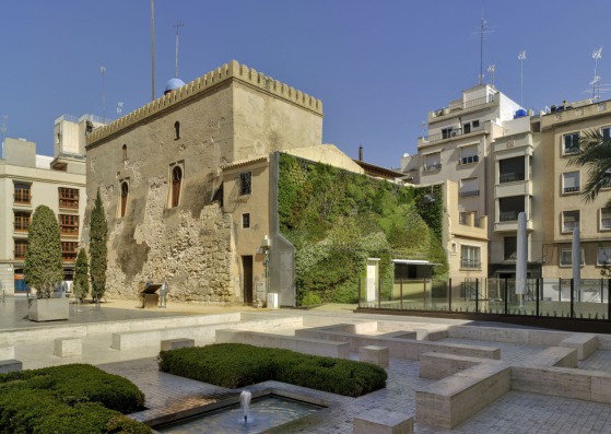 Exterior view. Cafeteria within a green wall by Antonio Maciá Mateu. Photography © David Frutos