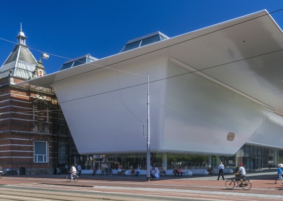 Fachada del Museo Stedelijk desde Museumplein (Plaza del Museo). Fotografía por Ernst van Deursen