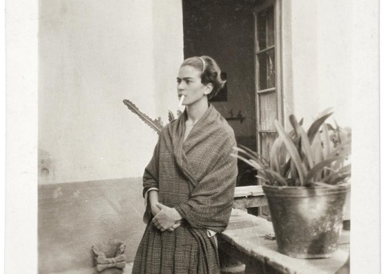 Frida Kahlo in front of the Blue House Anonymous 1930. Fotografía © Museo Frida Kahlo