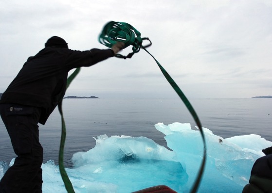 Recolectando hielo flotando en Nuup Kangerlua, Groenlandia. Fotografía © Group Greenland