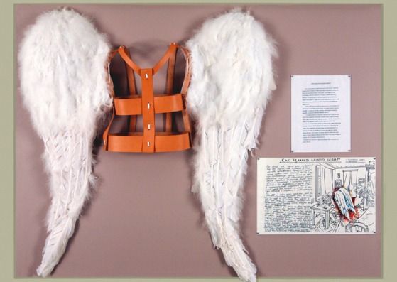 How One CHow One Can Change Oneselves, 2000. Madera, plumas de ganso, cuero y papel. Fotografía © Ilya & Emilia Kabakov. Cortesía de Ivorypress.an Change Oneselves, 2000. Madera, plumas de ganso, cuero y papel. Fotografía © Ilya & Emilia Kabakov. Cortesía de Ivorypress