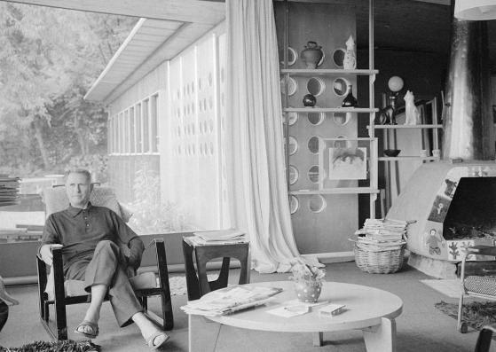 Retrato de Jean Prouvé en su casa de Nancy. Fotografía © Centre Georges Pompidou, cortesía de Ivory Press. 