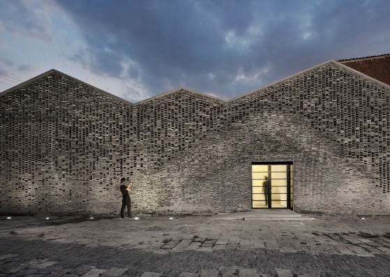 Exhibition space created by bricklaying robots by Archi-Union Architects. Photography © Shengliang Su and Bian Lin