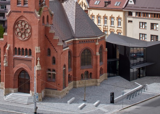 La reconstrucción de la iglesia roja por atelier-r. Fotografía por BoysPlayNice