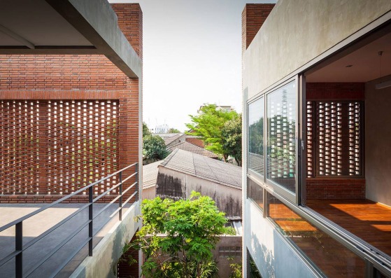 Patio. Ngamwongwan House por Jun Sekino Architect and Design. Fotografía © Spaceshift Studio