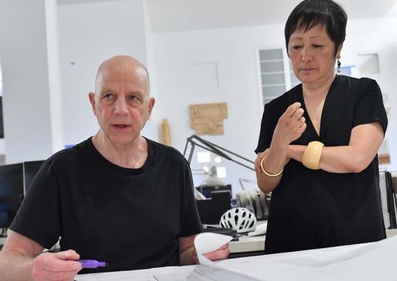 Tod Williams y Billie Tsien en su estudio en Nueva York, 2019. Fotografía de The Japan Art Association / The Sankei Shimbun