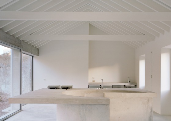 Bringing back to life an old business. Tenant House by Arquitectura-G. Photograph by Maxime Delvaux