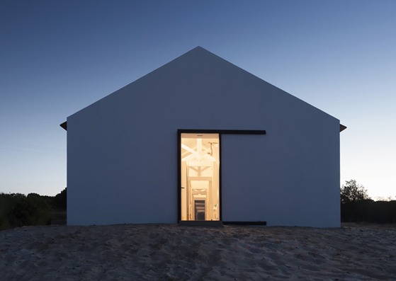Night outside vision. Sítio da Lezíria by Atelier DATA. Photography by Richard John Seymour