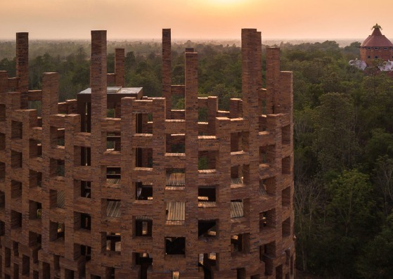 Torre de observación de ladrillo, parte del proyecto Elephant World por Bangkok Project Studio. Fotografía por Spaceshift Studio