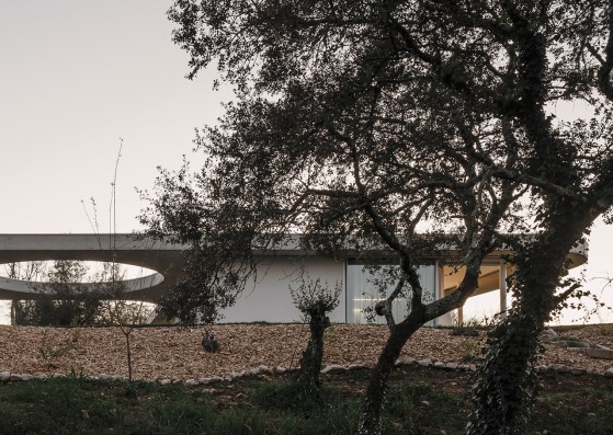 Chouso house by Bruno Dias Arquitectura. Photograph by Hugo Santos SilvaEl estudio de arquitectura portugués dirigido por Bruno Dias ha terminado una vivienda localizada en Casal de S. Brás, una pequeña población que forma parte del municipio de Ansião,en el distrito de Leiría, en la región centro de Portugal.  Bautizada como casa Chouso se levanta en un terreno con vistas excepcionales tanto del pueblo como de las colinas de Sicó (Sierra de Sicó). Nos encontramos con una parcela rodeada de naturaleza y de 