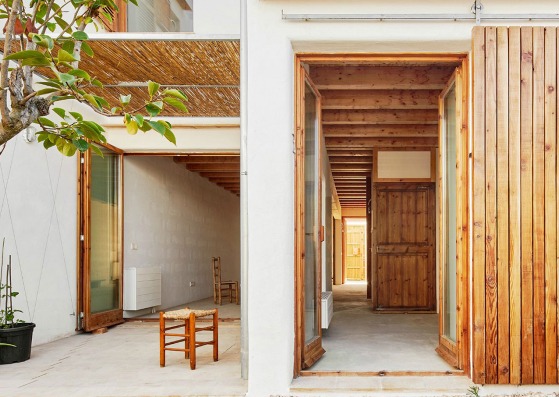 Vista del patio. Vivienda social en Formentera. Proyecto de Adaptación al Cambio Climático financiado por la Unión Europea. Fotografía por José Hevia