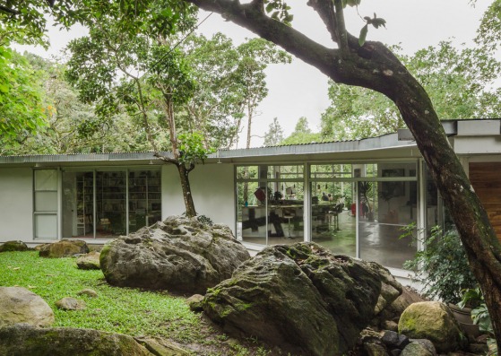 House in the Valley by Patrick Dillon. Photograph © Fernando Alda