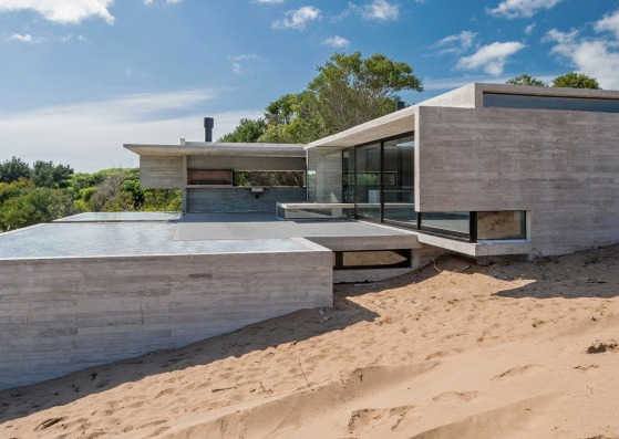 Casa en la duna por Luciano Kruk Arquitectos. Fotografía © Daniela Mac Adden