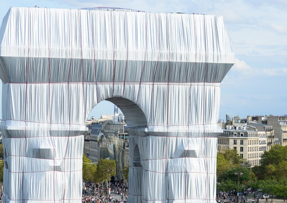Christo y Jeanne-Claude. L'Arc de Triomphe, envuelto, París, 1961-2021. Fotografía de Benjamin Loyseau. Imagen cortesía de 2021 Christo and Jeanne-Claude Foundation 