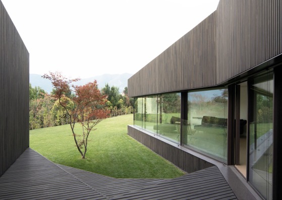 Claw House en Cremignane por Botticini + Facchinelli ARW. Fotografía por atelier XYZ