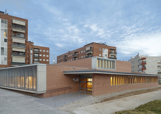 Centro de salud primaria Can llong por Comas-Pont arquitectes. Fotografía por Adrià Goula 
