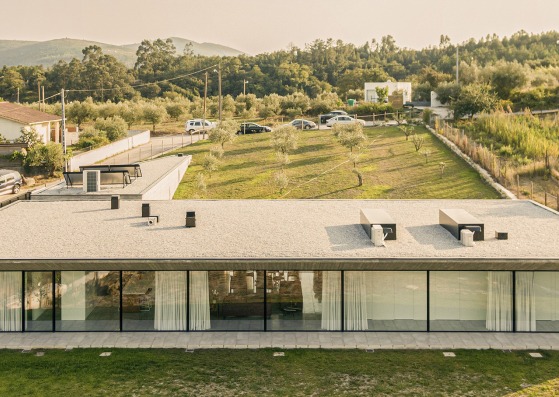 Casa Tojal por Contaminar Arquitetos. Fotografía por Fernando Guerra - FG+ SG