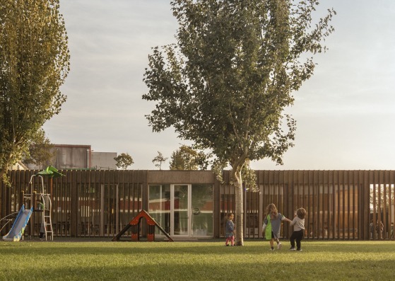 Escuela Primaria - Casa da Árvore por Contaminar Arquitetos. Fotografía por Fernando Guerra - FG+ SG