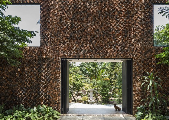 Wall House by CTA Creative Architects. Photograph by Hiroyuki Oki