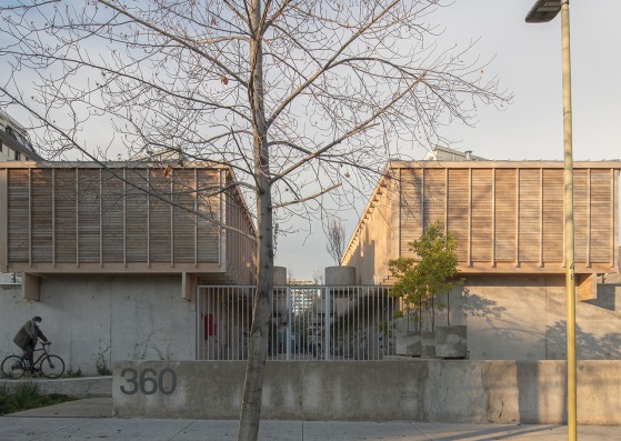 8 Houses in Alcántara street by Cristián Izquierdo. Photograph by Pablo Casals Aguirre