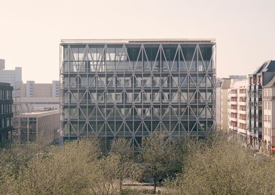 Nueva editorial y oficinas del periódico Taz por E2A. Fotografía por Rory Gardiner