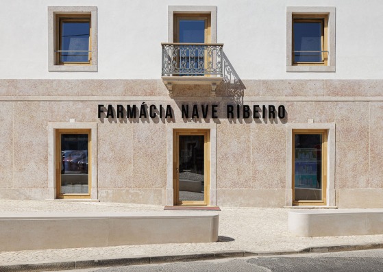 Farmacia NR por ESQUISSOS. Fotografía por Ivo Tavares Studio