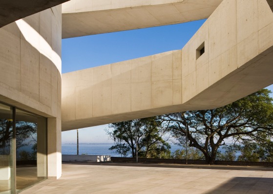 Museo iberê Camargo de Brasil por Álvaro Siza. Fotografía © Fernando Alda