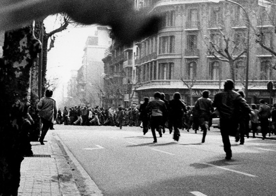 Personas huyendo de un cordón policial, 1976. De la serie «Los ojos que espían». Gelatina y plata. Copia de época. Fotografía por Pilar Aymerich