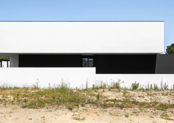 Diagonal House by Frari – architecture network. Photograph by Ivo Tavares Studio