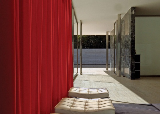 Curtain noble room. "Mies on scene. Barcelona in two acts" a Fundació Mies van der Rohe and NIHAO Films production. Photograph © Fundació Mies van der Rohe / Nihao Films, 2018