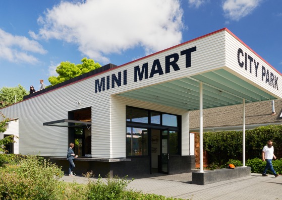 «Mini Mart City Park» por GO'C. Fotografía por Kevin Scott