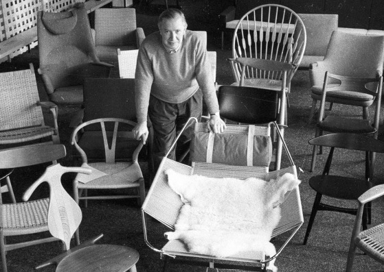 Hans J. Wegner rodeado por sus sillas. Fotografía por Poul Petersen/Scanpix 2017