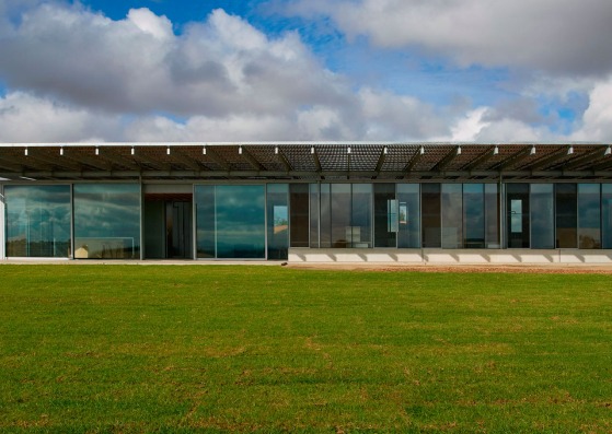 Casa en las colinas por Sean Godsell Architects. Fotografía por Earl Carter