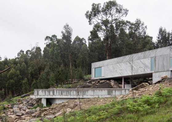«Casa no Tâmega» por Hugo Ferreira + Nuno Melo Sousa. Fotografía por José Campos