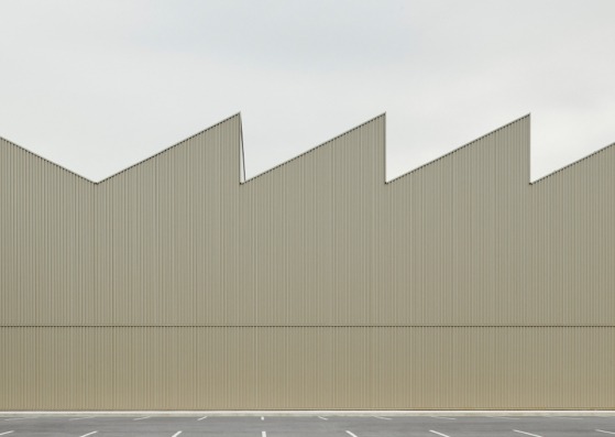 Warehouse and offices for Atecna by Íñigo Beguiristáin and GVG Estudio. Photograph by Iñaki Bergera 