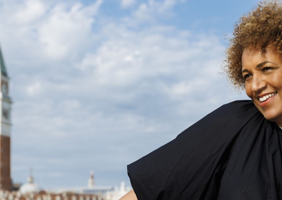 Lesley Lokko portrait. Photography by Jacopo Salvi. Image courtesy of La Biennale di Veneziaafía por Jacopo Salvi. Imagen cortesía de La Biennale di Venezia