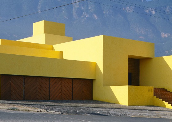 Barragán+Ferrera (Luis Barragán and Raúl Ferrera), Valdés House, Monterrey, 1981–1986. Exterior view. Barragán Foundation. Photograph by Armando Salas Portugal / VG Bild-Kunst, Bonn 2022. Image courtesy of Vitra Design Museum