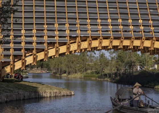Puente de madera por LUO studio. Fotografía por Jin Weiqi
