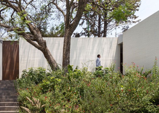 Housing in Amatepec by Manuel Cervantes Estudio. Photograph by Rafael Gamo
