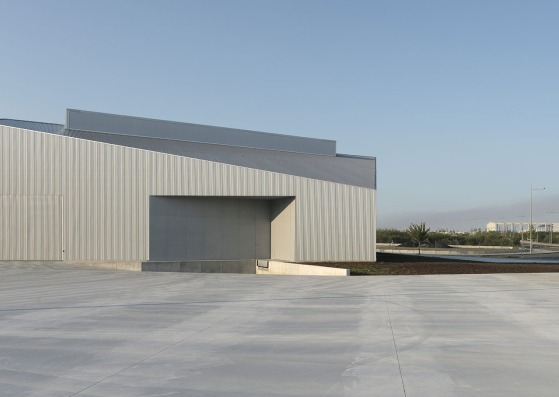 New headquarters transport cooperative Compostra by MRM arquitectos + AVG. Photograph by Luis Díaz Díaz
