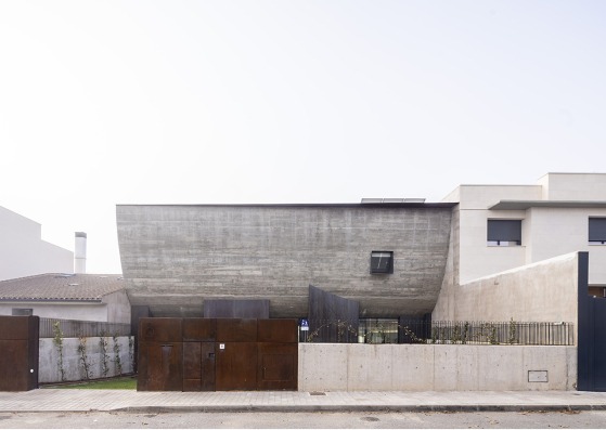 Renewal of the concept "adjoining houses". NAU House by MUKA arquitectura. Photograph by Javier Callejas